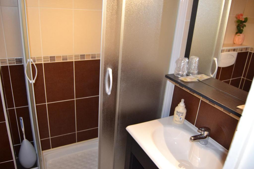 Will'S Hotel Narbonne Room photo